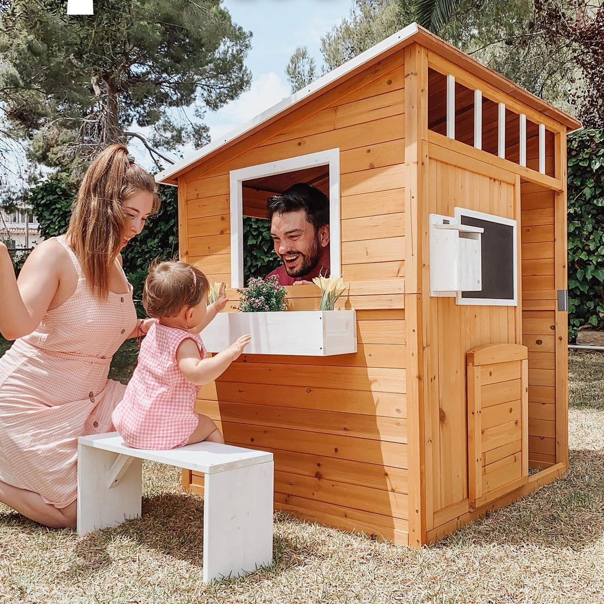 easycomfort easycomfort casetta per bambini in legno da esterno con porta finestre panca portavasi 122x108x135 5cm gialla