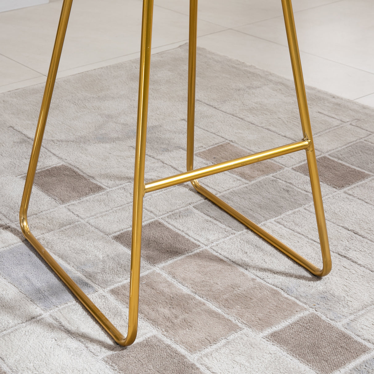 easycomfort easycomfort set 2 sgabelli da bar alti con schienale e poggiapiedi per salotto o cucina stile moderno cuscino in velluto e struttura in metallo 52 5x47x97cm nero e oro