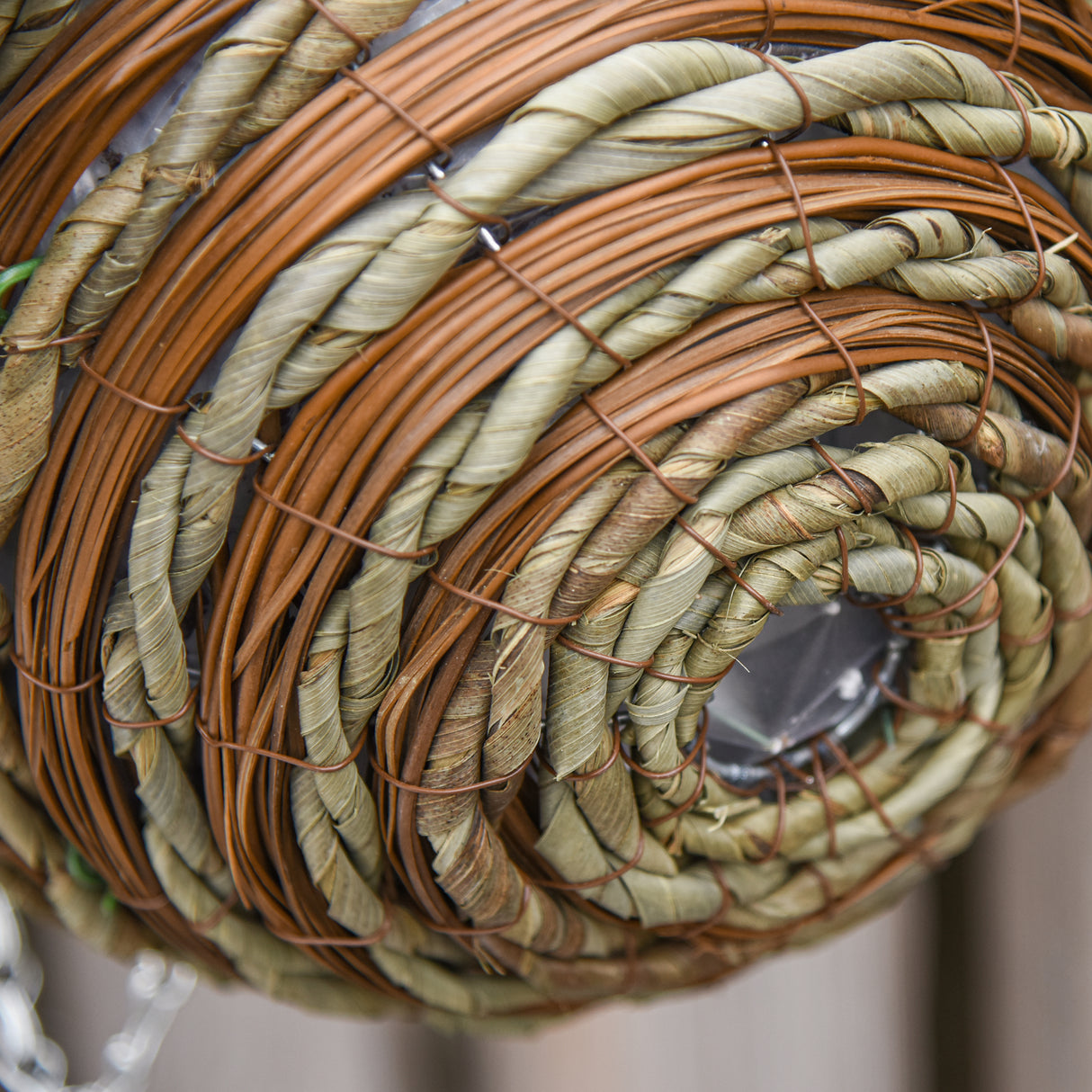 easycomfort set di 2 piante finte lisianthus da appendere per interno ed esterno con vaso in vimini e catenelle 25x34cm rosa e verde