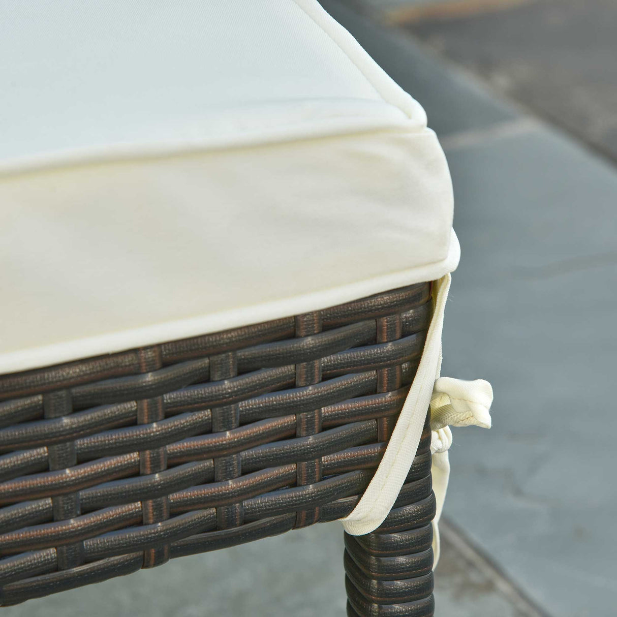 easycomfort easycomfort 3pz componibile 2 lettino prendisole da giardino 60 x 195 x 86cm e 1 tavolino 121 x 40 x 50cm rattan con materassini marrone e bianco crema