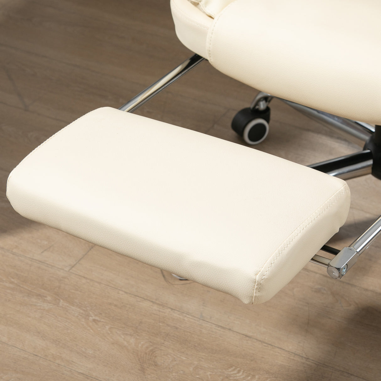 easycomfort easycomfort poltrona presidenziale in similpelle bianca con schienale reclinabile 145 e poggiapiedi 64 5x69x109 117 cm