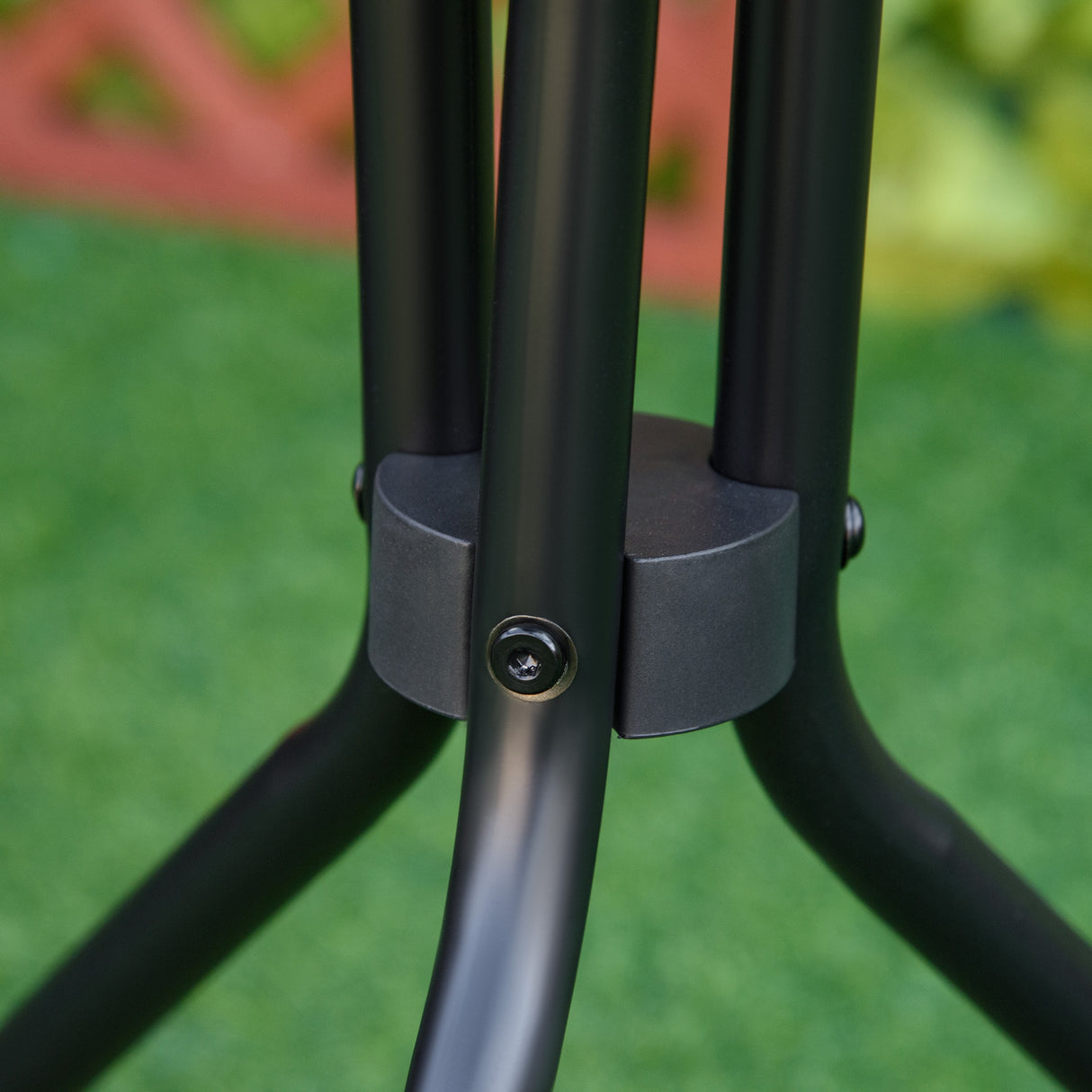 easycomfort easycomfort tavolino da giardino rotondo con ripiano in vetro e struttura in metallo 50x55cm nero