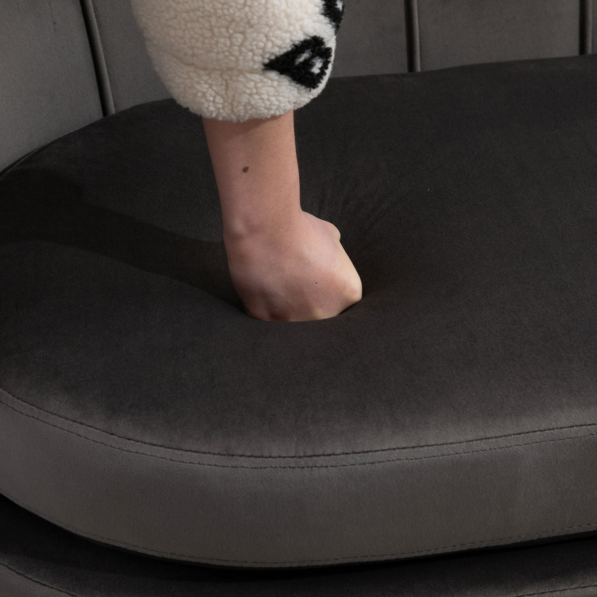 easycomfort easycomfort divanetto 2 posti in tessuto effetto velluto con braccioli divano moderno con seduta imbottita per camera da letto e soggiorno 133x63x75cm grigio ean 8055776913551