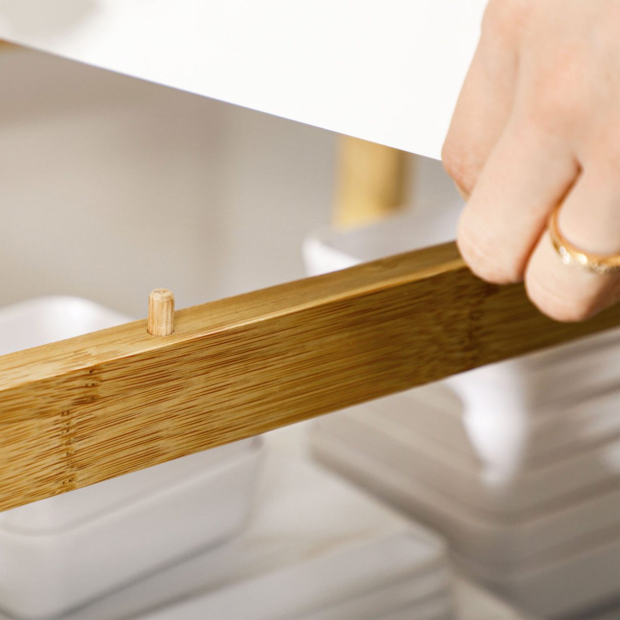 immagine-9-easycomfort-easycomfort-mobile-con-scaffali-in-bambu-e-mdf-con-vassoio-removibile-42-8x33x70cm-bianco-e-color-legno