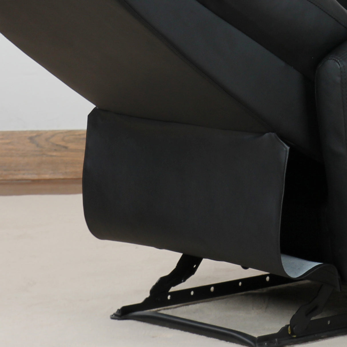 easycomfort easycomfort poltrona relax reclinabile regolabile ed ergonomica in pelle pu con imbottitura per casa e ufficio 65x92x100 cm nera ean 8054144137315