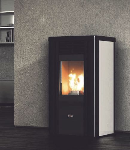 immagine-1-anselmo-cola-stufa-a-pellet-ventilata-anselmo-cola-pupilla-1101-kw-in-acciaio-maiolica-wi-fi-integrato-con-palmare-incluso-disponibile-in-vari-colori