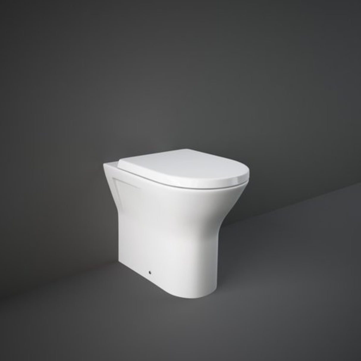 immagine-1-rak-ceramics-vaso-wc-rak-resort-in-ceramica-scarico-universale-e-sistema-rimless-sedile-con-coperchio-originale-ean-99580209