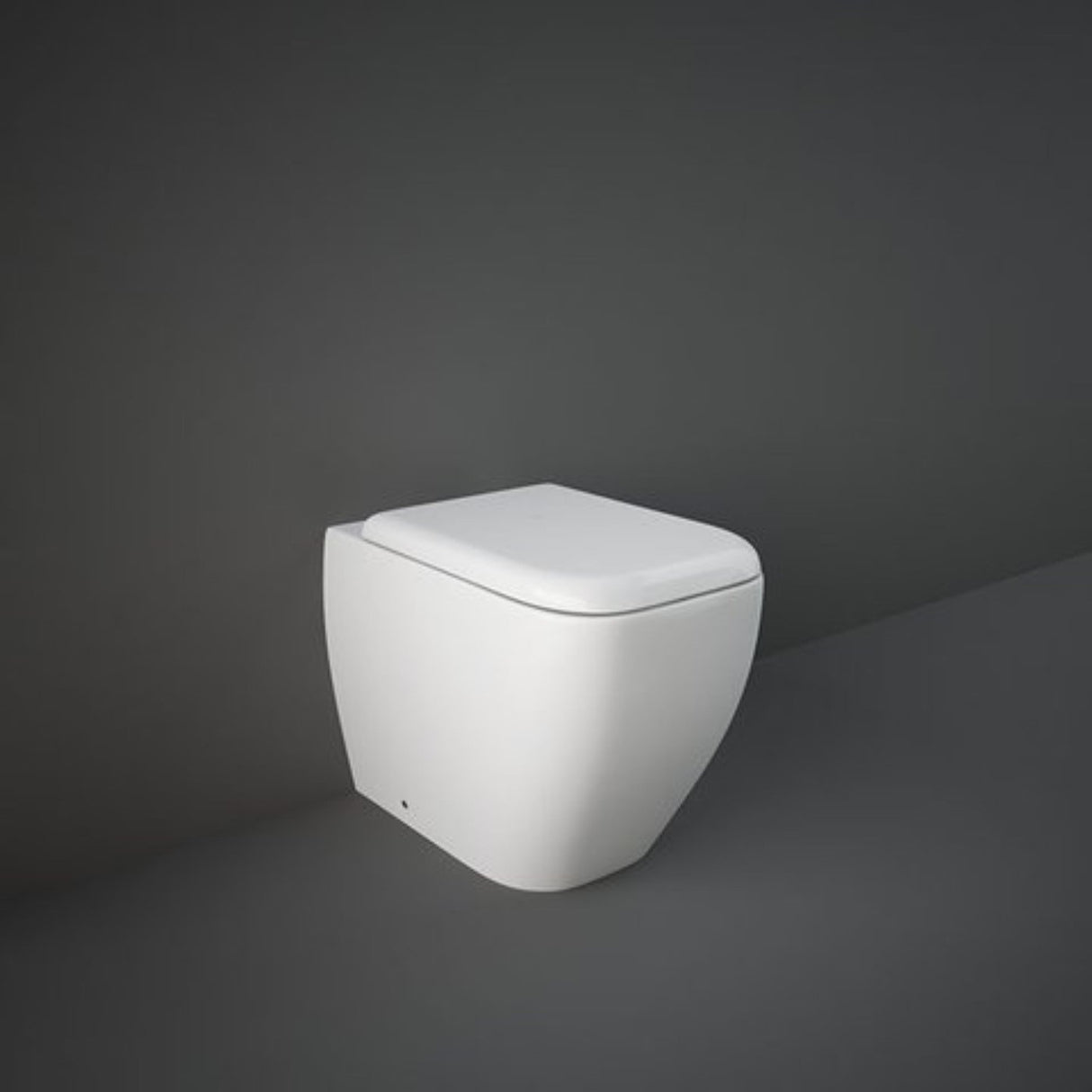 immagine-3-rak-ceramics-vaso-wc-a-pavimento-filo-parete-rak-metropolitan-in-ceramica-sedile-con-coperchio-flat-metropolitan-originale-ean-99580360