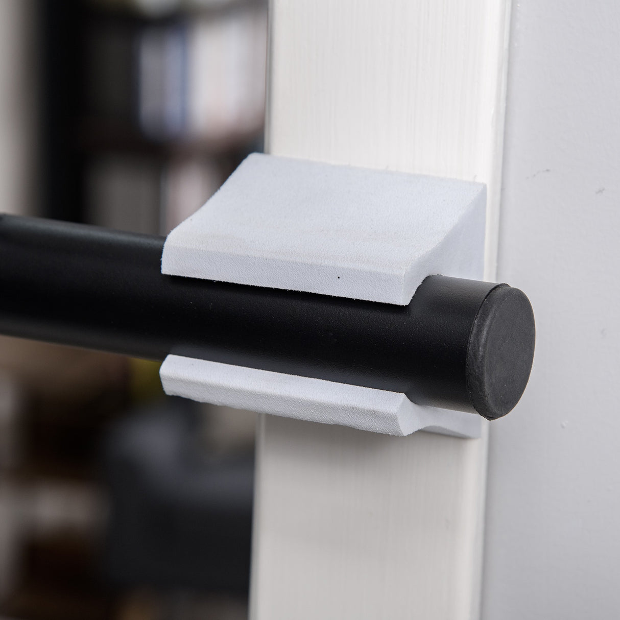 immagine-8-easycomfort-easycomfort-barra-per-trazioni-pieghevole-per-porte-75-95cm-con-installazione-senza-viti-in-acciaio-nero