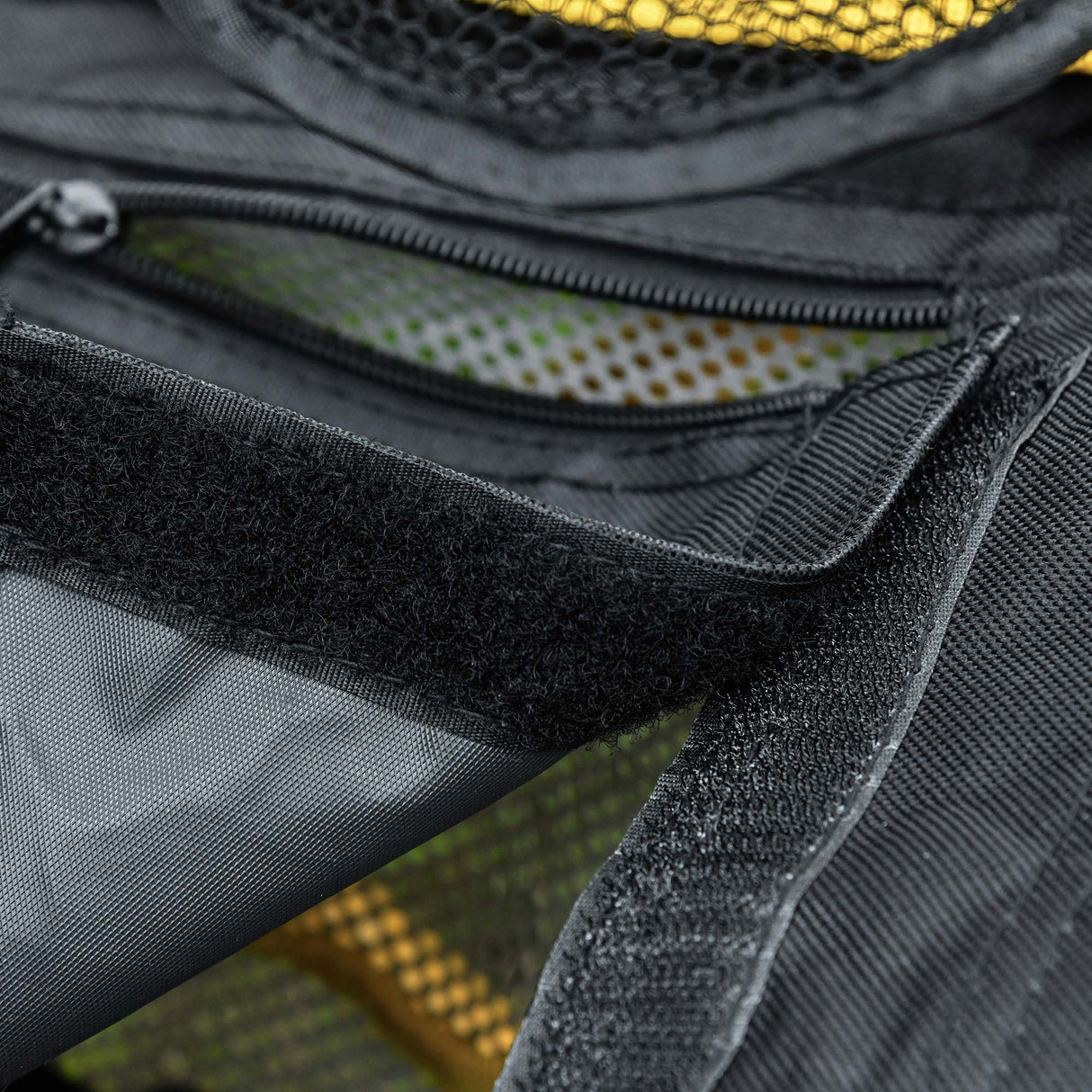 immagine-8-easycomfort-easycomfort-sedia-da-campeggio-pieghevole-con-tavolino-integrato-e-porta-bicchiere-metallo-e-tessuto-nero-giallo