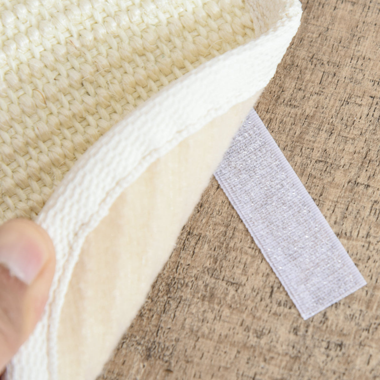 immagine-9-easycomfort-easycomfort-albero-tiragraffi-per-gatti-adulti-castello-per-gatti-con-cuccia-casetta-in-legno-pali-in-corda-sisal-e-cuscini-rimovibili-color-caffe-chiaro-66x38x88cm-ean-8054144138220