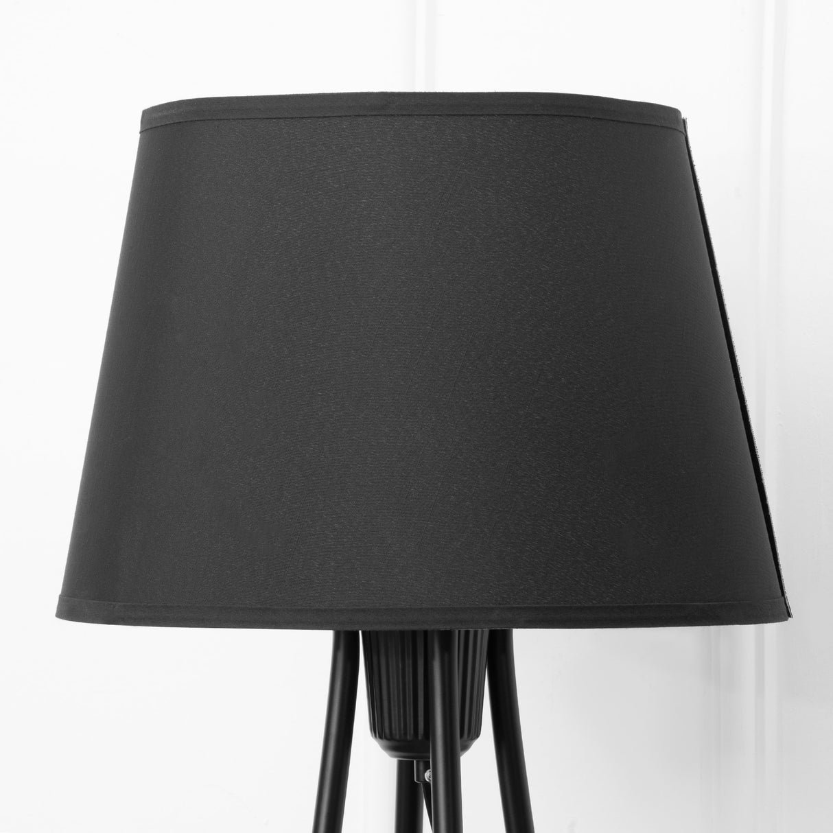 immagine-7-easycomfort-easycomfort-lampada-da-terra-di-design-con-3-mensole-e-interruttore-a-pedale-attacco-e27-e-struttura-in-metallo-35x35x173cm-nero